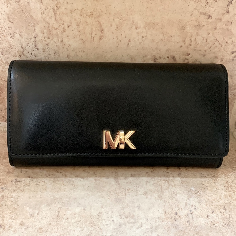 Michael Kors black leather locking clasp wallet